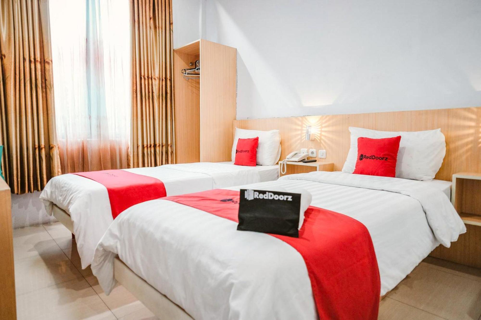 Reddoorz Premium At Hotel T-One Jambi Tanjungjohor Kültér fotó